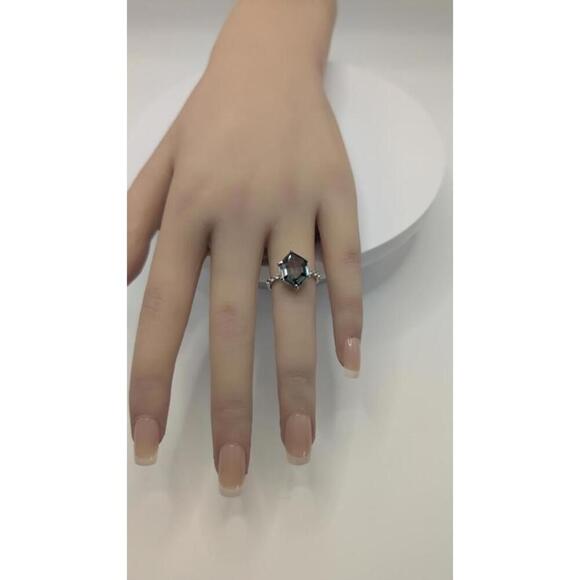 Elegant Hexagon Cut Silver Ring with Unique Stone Size 6 - Picture 5 of 9
